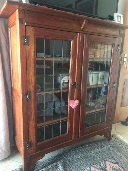 STUNNING CASE WITH LEADGLASS