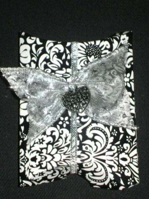 BLACK AND WHITE PATTERN PILLOW BOX - SHORT