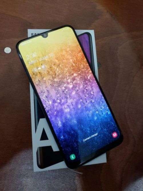 Samsung Galaxy A50 128gb phone with a 6.4`` Screen 1080 x 2340 pixels, 19.5:9 ratio