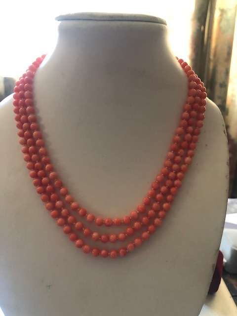 CORALSPECTACULAR  VINTAGE THREE LINES NATURAL UNTREETED CORAL NECKLACE