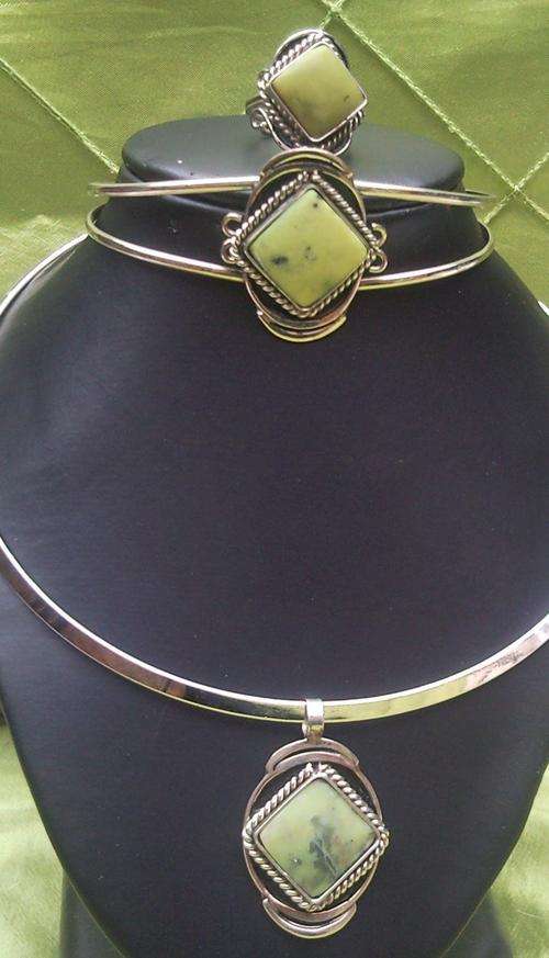 GORGEOUS VIVID GREEN SERPENTINE JEWELRY SET