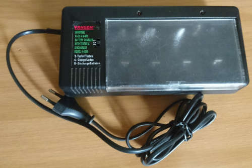 Universal Ni-Cd / Ni-MH Battery Charger with Discharger