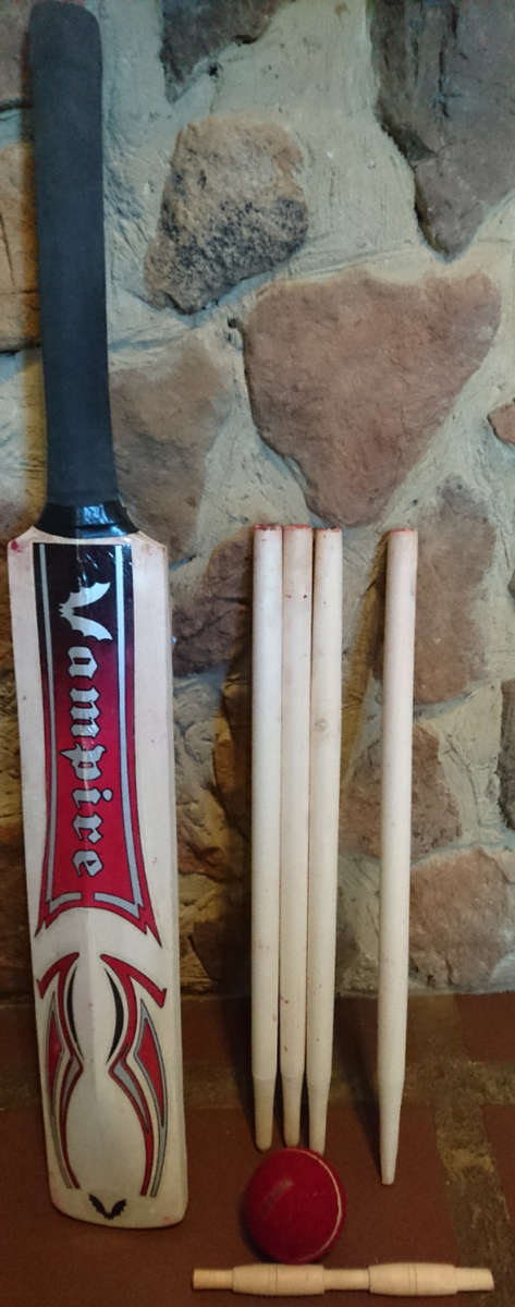 Bas Vampire - Backyard Cricket Kids Set - Size 3 - (As New Package Mild Wear)