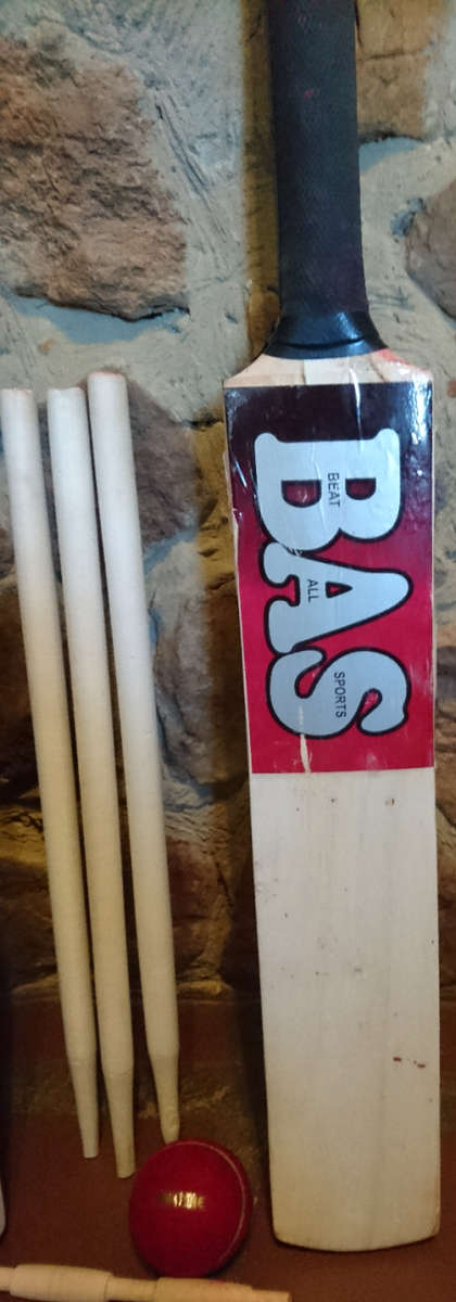 Bas Vampire - Backyard Cricket Kids Set - Size 3 - (As New Package Mild Wear)