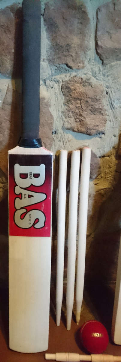 Bas Vampire - Backyard Cricket Kids Set - Size 3 - (As New Package Mild Wear)