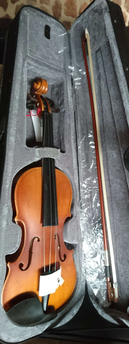1/2 Size Handmade Violin With Bow & Case JYVLE902 - Only 1 Available in Mint Condition!