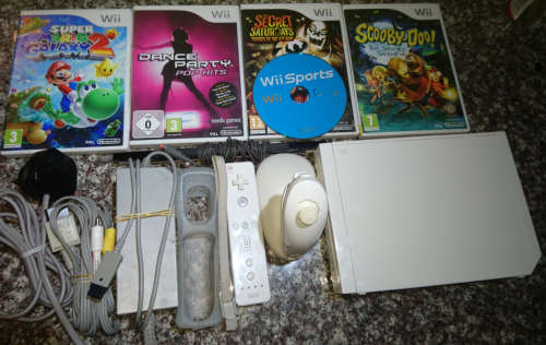 Nintendo Wii + 5 games - RVL001 (1 Controller & 1 Nunchuck)