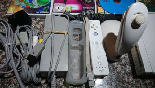 Nintendo Wii + 5 games - RVL001 (1 Controller & 1 Nunchuck)
