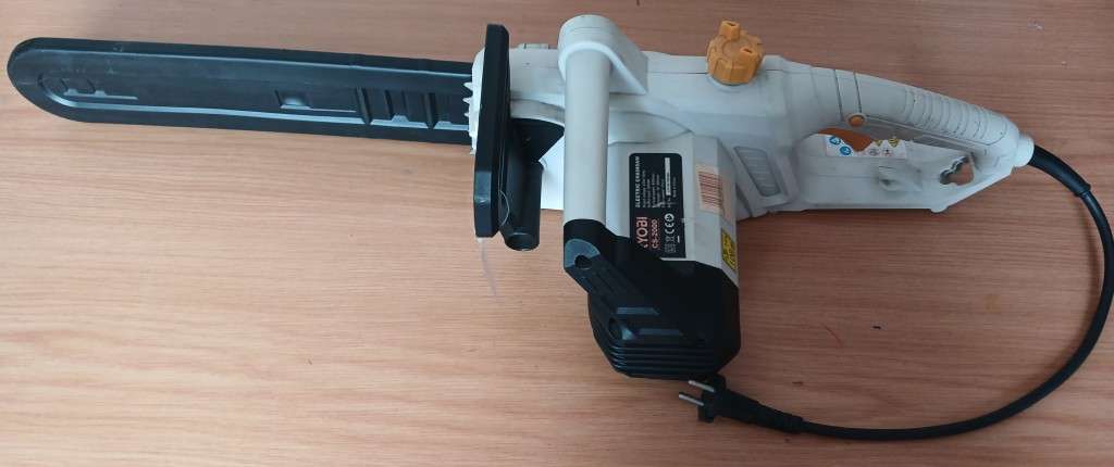 400mm 1800W Ryobi Electric Chainsaw (Require Chain, Display - As New!))