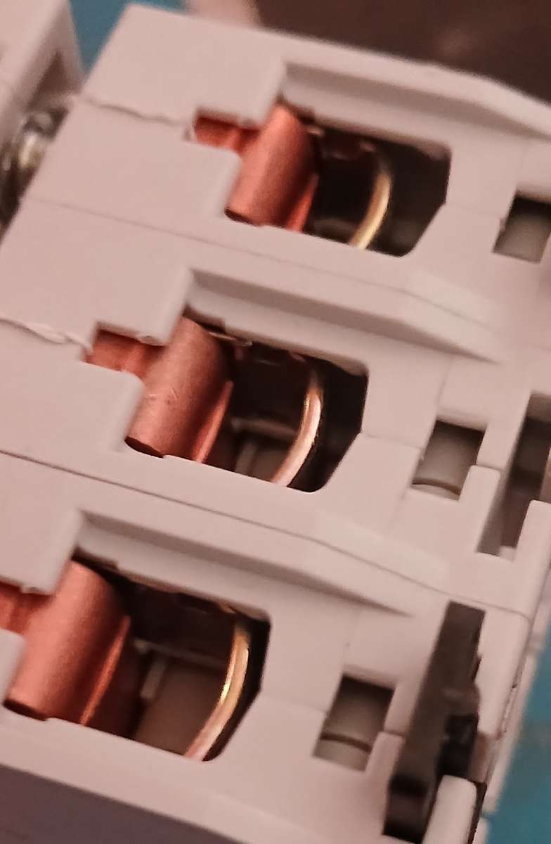 General Electric 100a 220-415V 3 Pole Isolator/Breaker (4 Pieces)