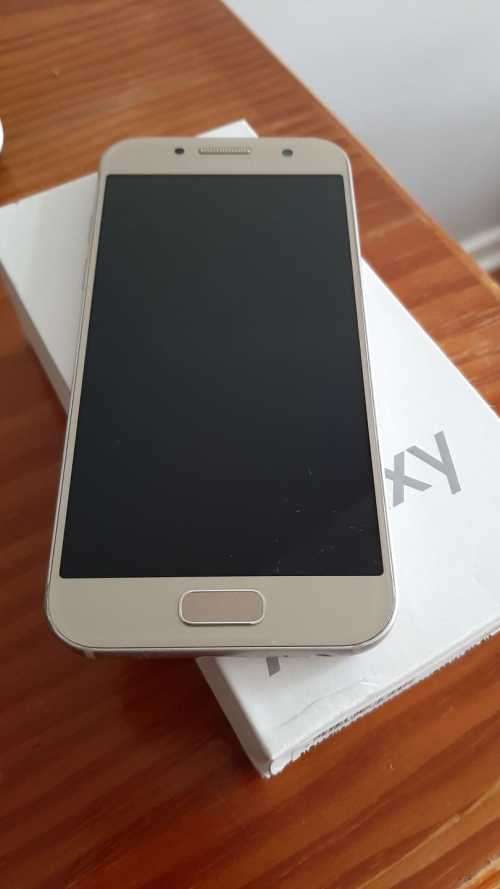 Samsung Galaxy A3 2017 As New Cond in Box (asking below 1/2 the original new price) Open all Network