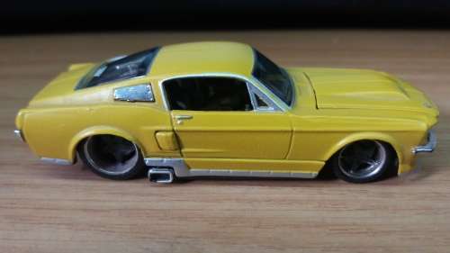 Maisto: 1967 Ford Mustang GT (Rubber Tires / Hood Opening)