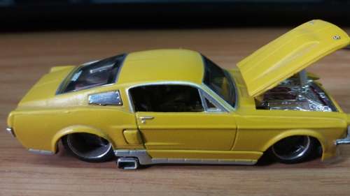 Maisto: 1967 Ford Mustang GT (Rubber Tires / Hood Opening)