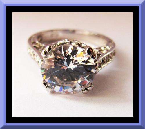 EXQUISITE LADIES DESIGNER PRINCESS RING!! LOVELY SIMULATED DIAMOND SET IN 18K WHITE GOLD PLATED RING