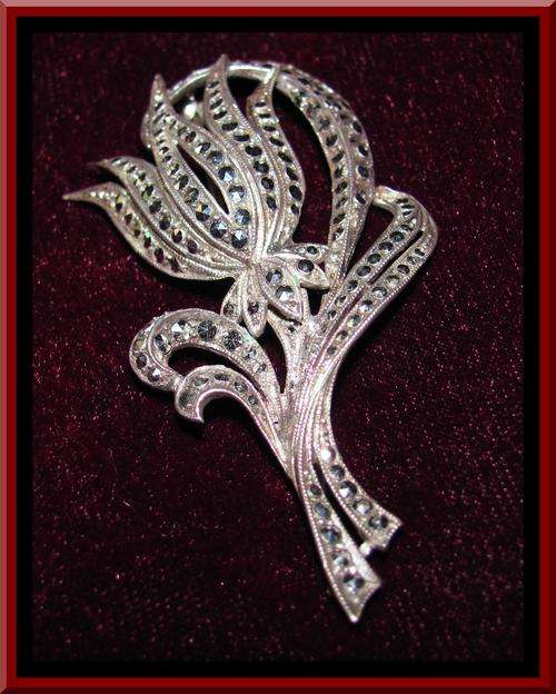 VINTAGE ELEGANCE! BEAUTIFUL SOLID STAMPED .925 STERLING SILVER LARGE MARCASITE TULIP DESIGNED BROOCH