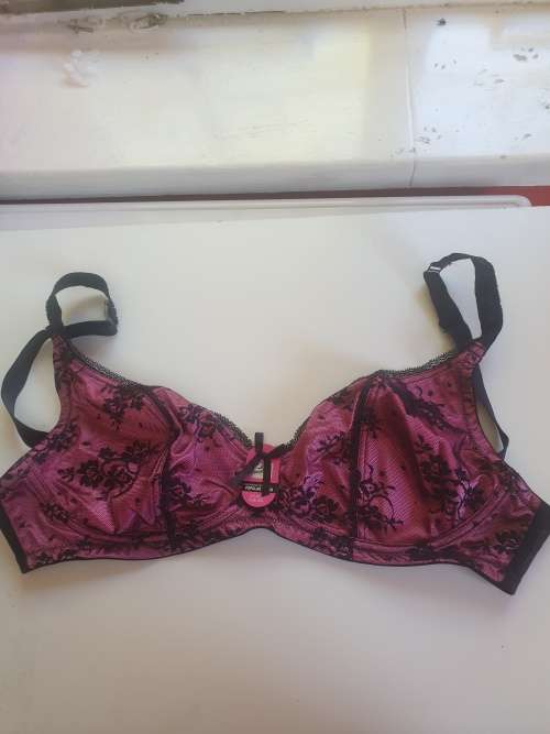 Sexy Black & Pink Lace Bra Size 36D