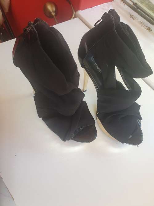 Gold Heel Black Shoes size 8