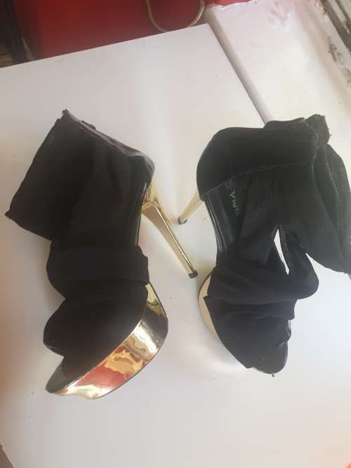 Gold Heel Black Shoes size 8