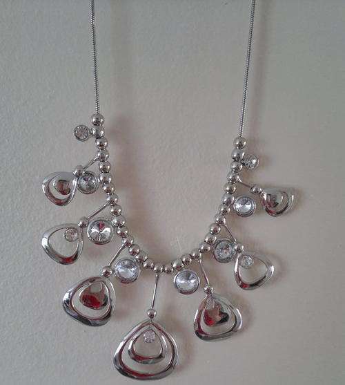 Gorgeous silver neckalce with clear stone