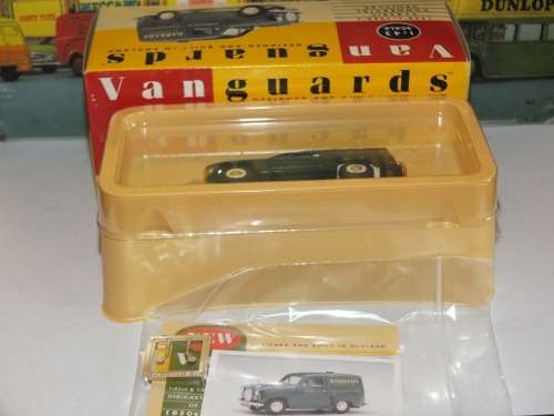 Lledo Vanguards VA17002 Austin A35 Van Barkers Livery MIB.