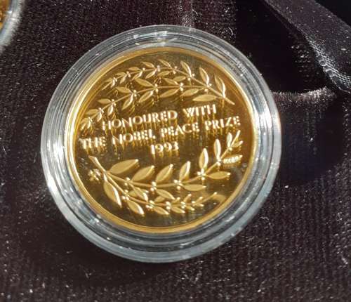 S A Nobel Laureate GOLD PROOFSET 4 x 1/4 Ounce GOLD Medallions **1 ounce gold**