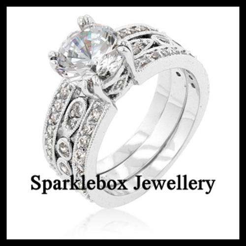 ***GLAMOROUS 2 PIECE WEDDING RING SET SIZE 7***