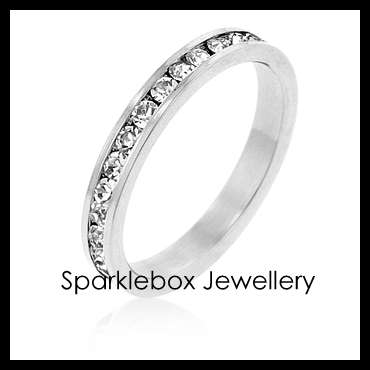 ***GLAMOROUS CLEAR SWAROVSKI CRYSTAL BAND RING SIZE 6***