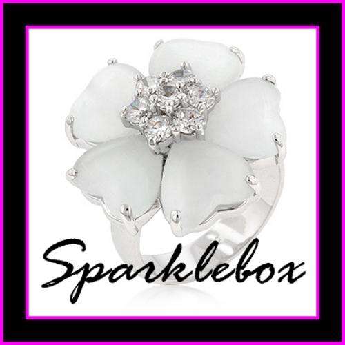 **GORGEOUS FLOWER SETTING CZ RING**SIZE 6
