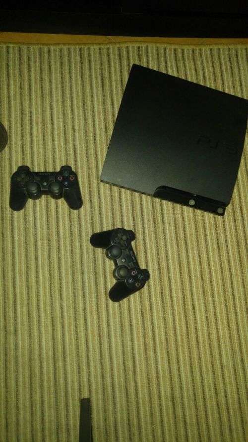 Sony PS3 Slim 160 GB + 5 games + 2 controllers + Eye and move
