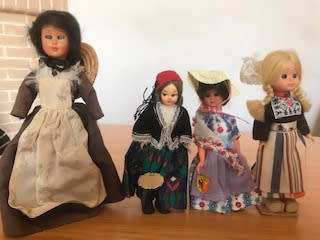 SIXTEEN VINTAGE INTERNATIONAL SOUVENIR DOLLS