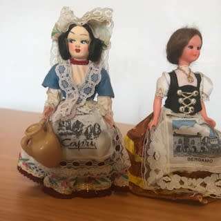 TEN COLLECTABLE INTERNATIONAL SOUVENIR FIGURINES/DOLLS