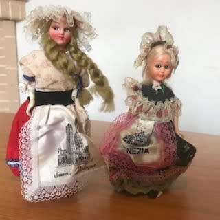 TEN COLLECTABLE INTERNATIONAL SOUVENIR FIGURINES/DOLLS