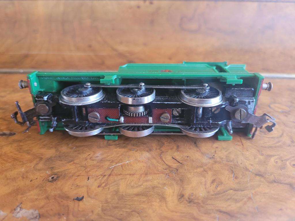 HORNBY DUBLO 2207 GREEN TANK LOCOMOTIVE-In a very beautiful  condition