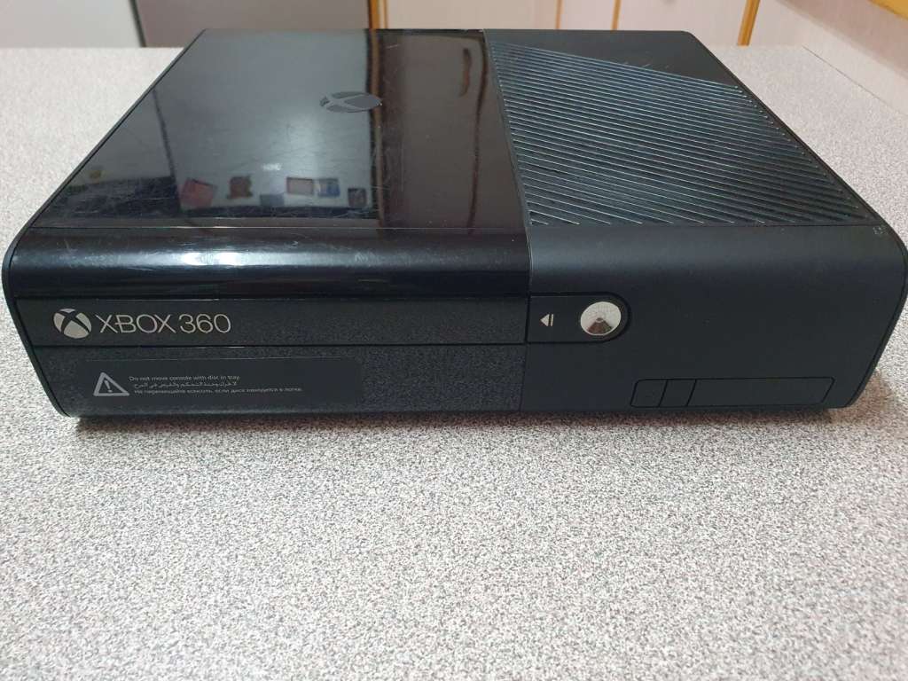 Xbox 360 E 4GB with Kinect and 2 Controllers