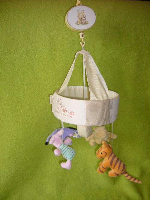 **** Genuine Disney Winnie the Pooh and friends Musical Cot Mobile New ****