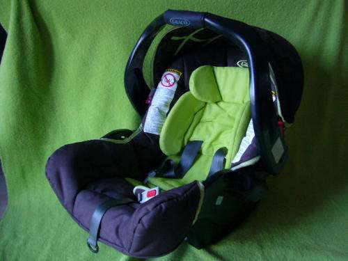 **** Baby Graco Car Seat PLUS Base (also fits into Graco pram) ****
