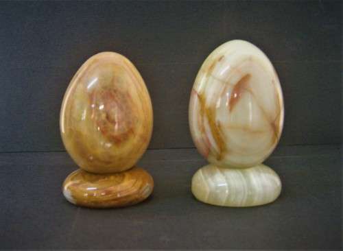 MARBLE/ ONYX EGGS - SET OF TWO ON ROUND ALABASTER ONYX STANDS cm and cm