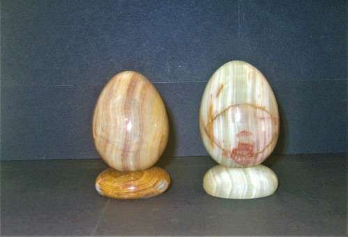 MARBLE/ ONYX EGGS - SET OF TWO ON ROUND ALABASTER ONYX STANDS cm and cm