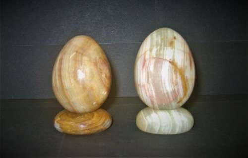 MARBLE/ ONYX EGGS - SET OF TWO ON ROUND ALABASTER ONYX STANDS cm and cm