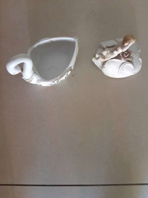 PORCELAIN.SWAN TRINKET BOX