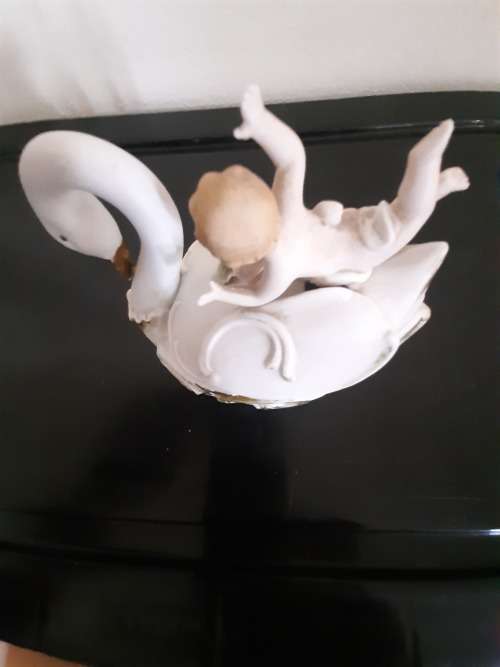 PORCELAIN.SWAN TRINKET BOX