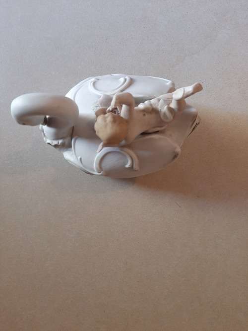 PORCELAIN.SWAN TRINKET BOX