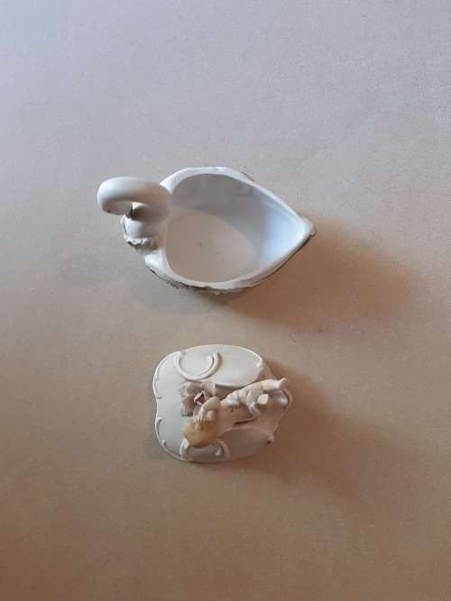 PORCELAIN.SWAN TRINKET BOX