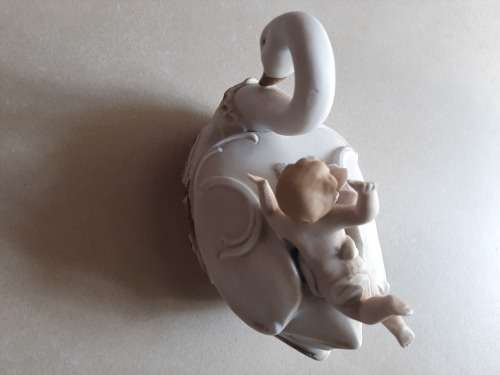 PORCELAIN.SWAN TRINKET BOX
