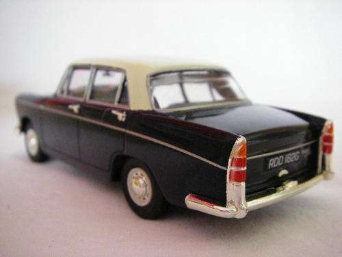 Vanguard Morris Oxford VI scale 1/43 excellent condition in original box.Limited edition