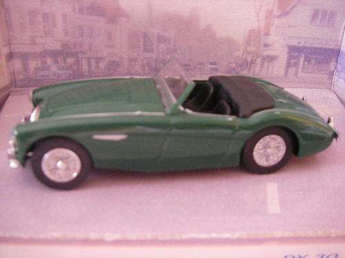Dinky DY-30 1956 AUSTIN HEALEY 100 BN2 GREEN in original packaging in good condition.