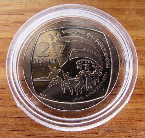 @@UNGRADED HERN'S VALUE R1000-00@@ BRILLIANT MINTSTATE 2004 10 YEARS OF DEMOCRACY R2 IN CAPSULE