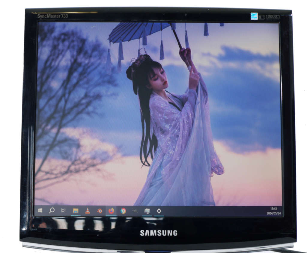 Samsung SyncMaster 733 computer monitor 17 inches (1280 x 1024) - PRESENT SCRACHES ON THE SCREEN