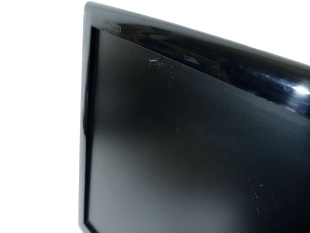 Samsung SyncMaster 733 computer monitor 17 inches (1280 x 1024) - PRESENT SCRACHES ON THE SCREEN
