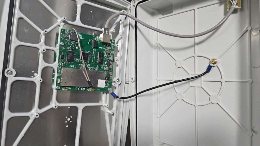 Mikrotik RB711-5hn in Poynting Enclosure with POE Injector